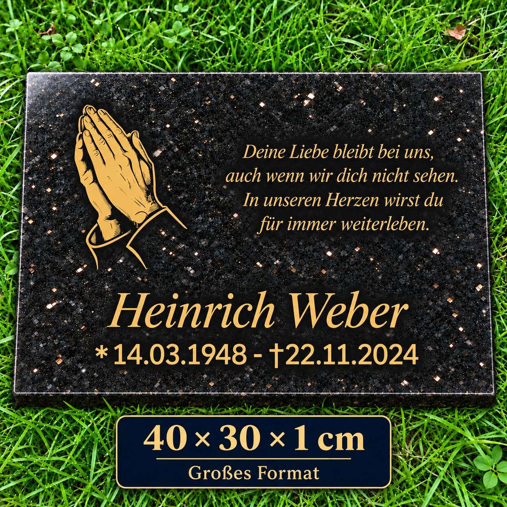 Grabstein Granit Star Galaxy, 40 × 30 × 1 cm, mit goldenen betenden Händen, Name, Lebensdaten und Gedicht auf grünem Rasen.