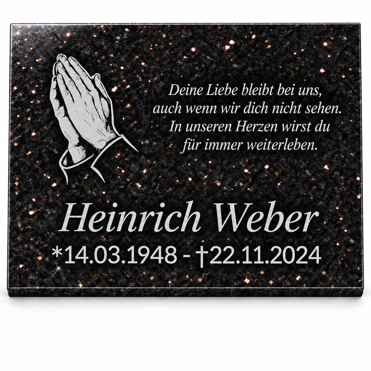 Personalisierte Gedenktafel aus schwarzem Star-Galaxy-Granit mit silbernen betenden Händen, Namen, Lebensdaten und Gedenkspruch auf weißem Hintergrund.