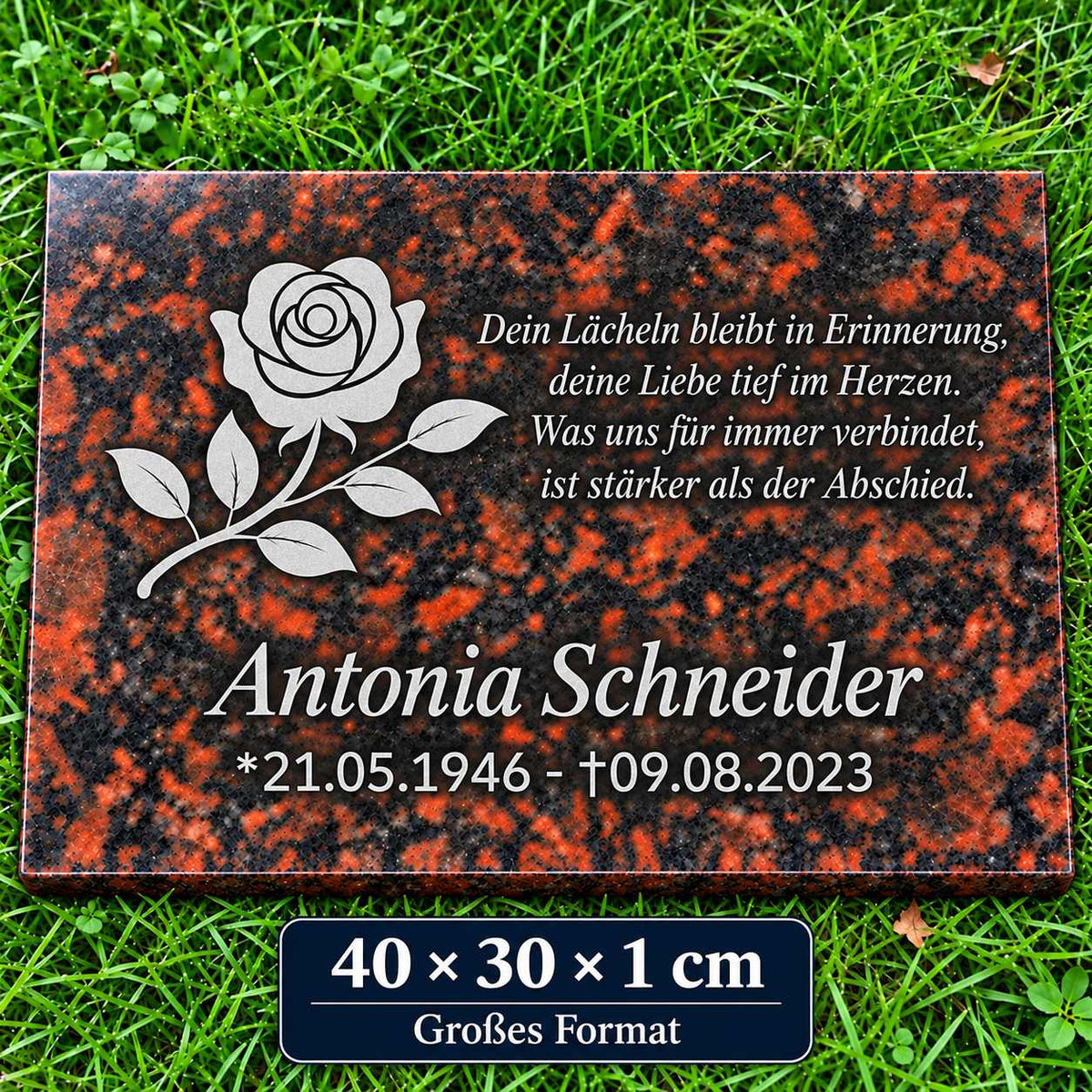 Grabstein Granit Tan Brown, 40 × 30 × 1 cm, mit silbergrauer Rose, Name, Lebensdaten und Gedicht auf grünem Rasen.
