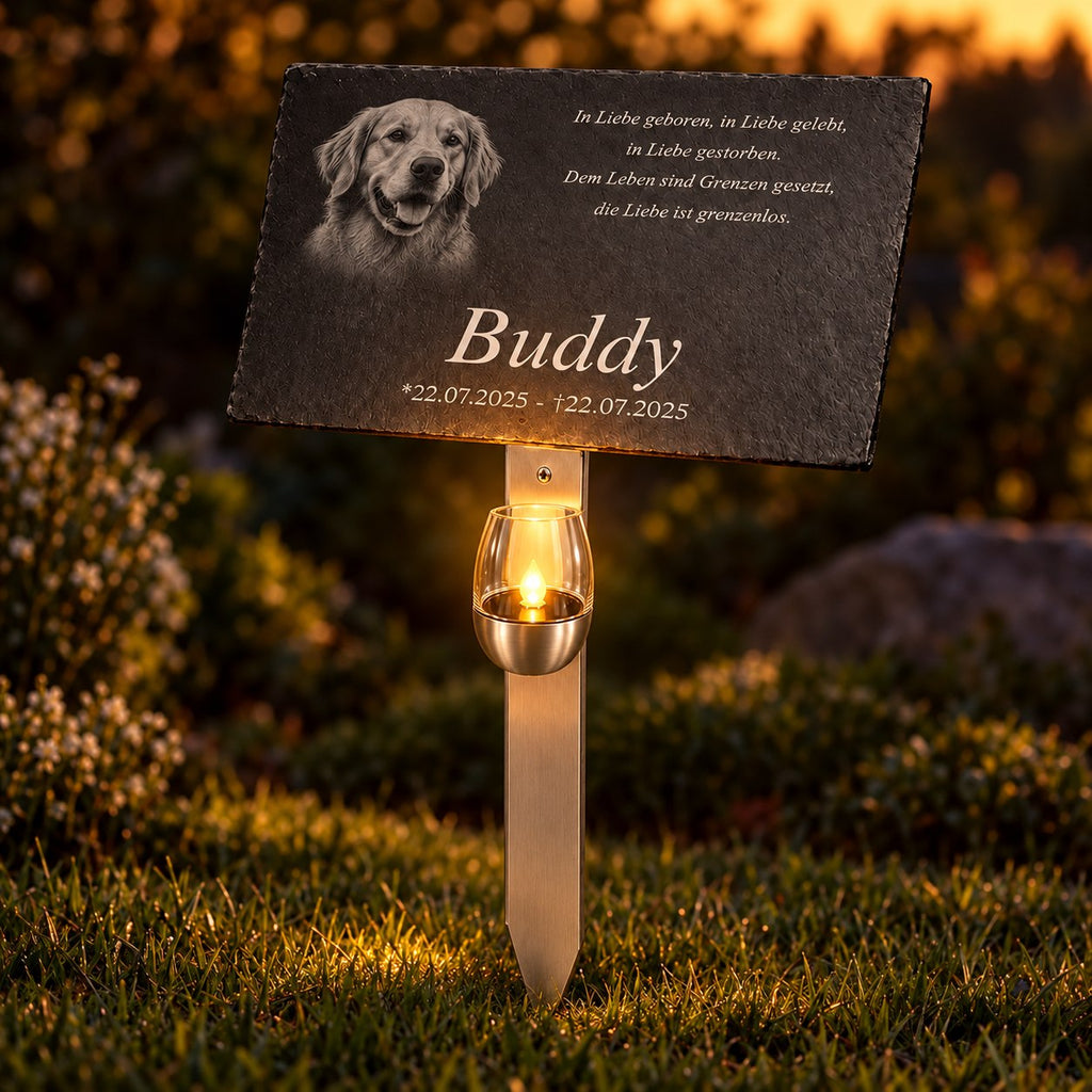 Personalisierter Hundegrabstein aus Schiefer für Buddy mit Fotogravur und warm leuchtendem LED-Gedenklicht am Edelstahlhalter.