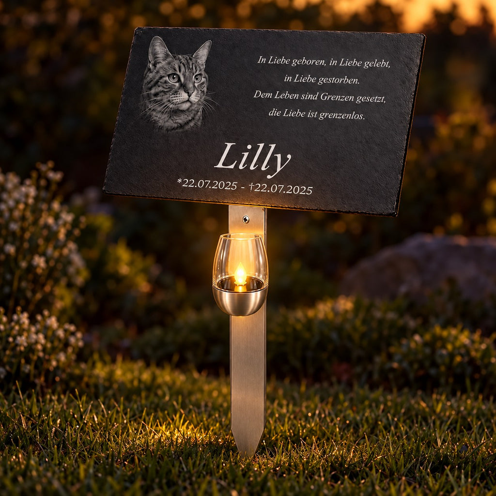 Personalisierter Katzengrabstein aus Schiefer für Lilly mit Fotogravur und warm leuchtendem LED-Gedenklicht am Edelstahlhalter.