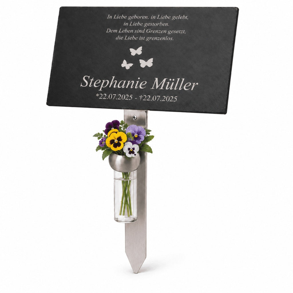 Personalisierte Gedenktafel aus Naturschiefer mit Foto, Name und Gedicht, Edelstahlhalter und Vase mit blauen Vergissmeinnicht-Blumen.