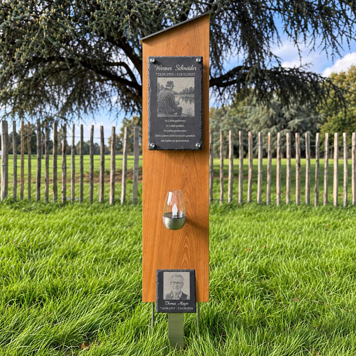 Grabstele aus Eichenholz mit Schiefertafel und persönlichem Erinnerungsfoto eines Anglers