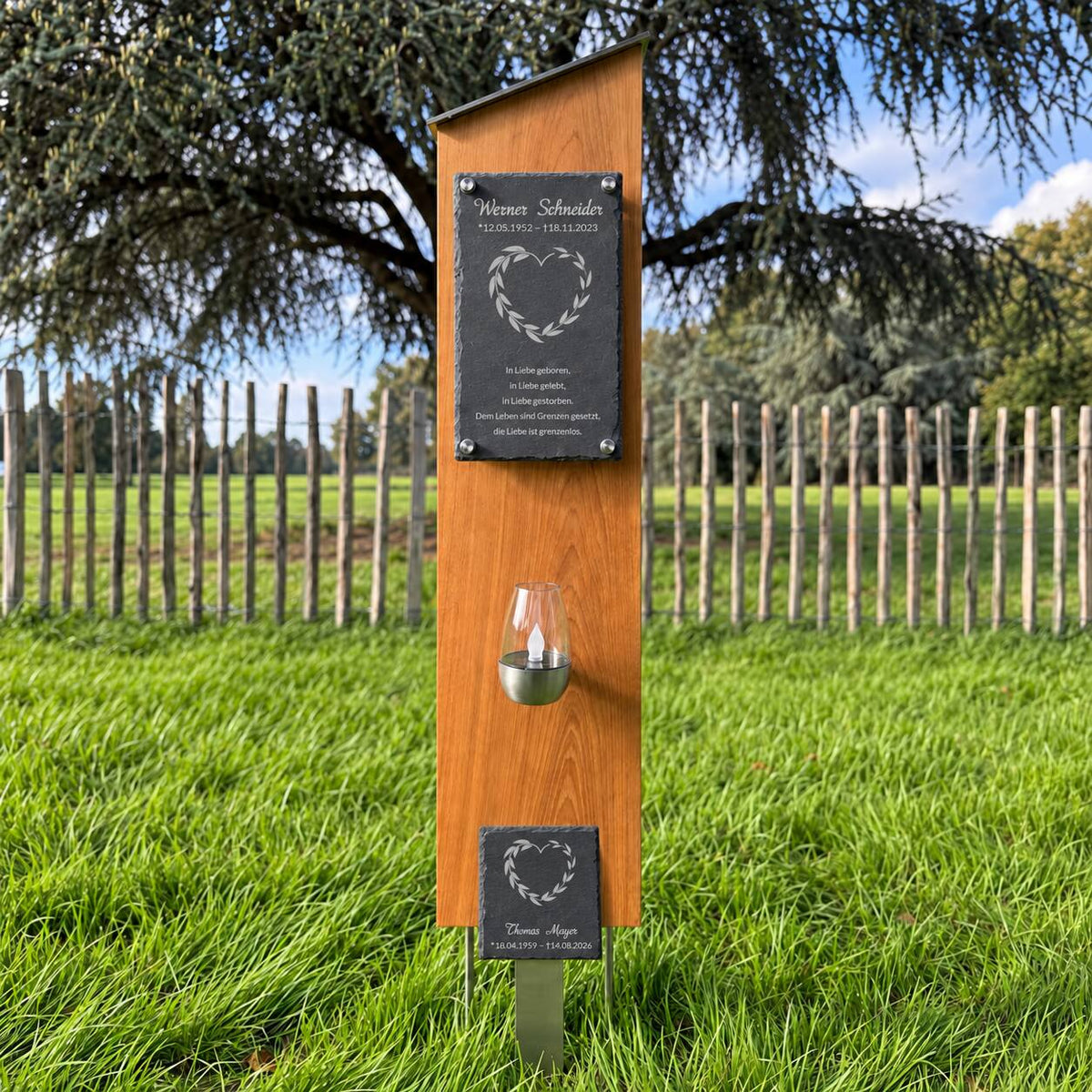 Holz-Grabstele mit Blätterherz auf Schiefer, Grableuchte und kleiner ergänzender Gedenktafel mit demselben Motiv.