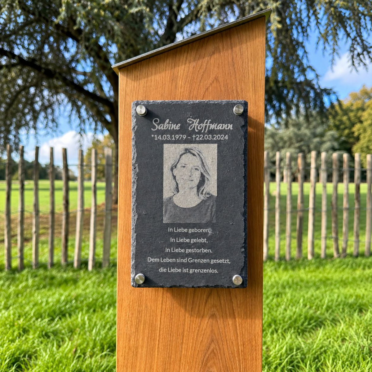 Nahaufnahme einer personalisierten Grabstele aus Eiche mit gravierter Schiefertafel und Wunschfoto