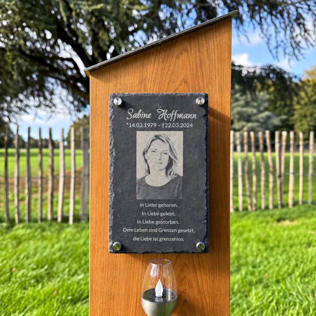 Personalisierte Grabstele aus Eichenholz mit Schiefertafel, Wunschfoto, Name und Gedenkspruch