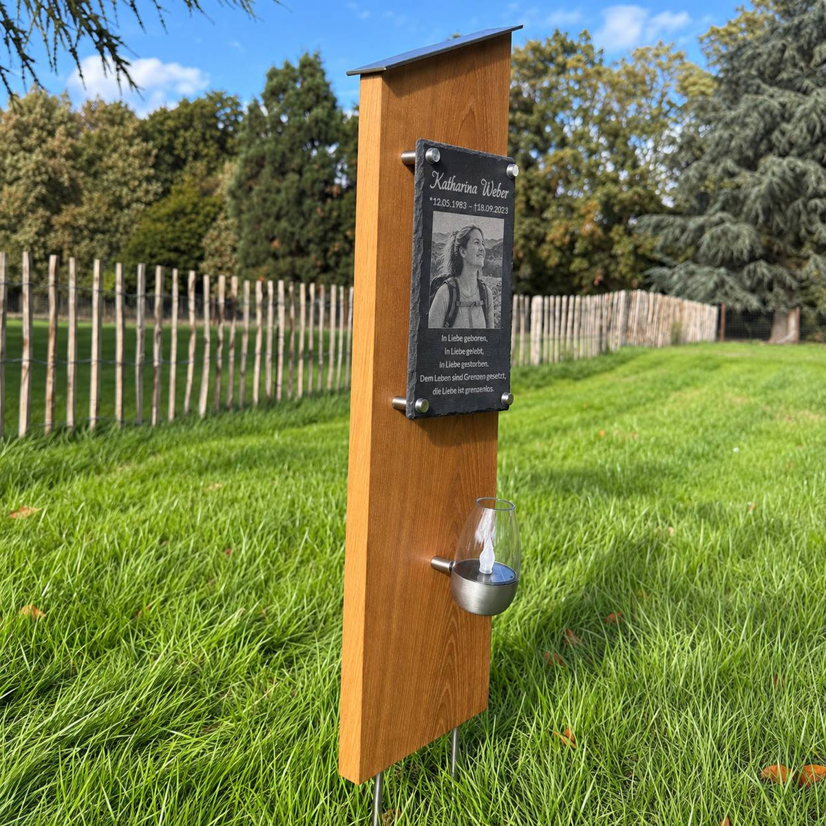 Personalisierte Holz Grabstele mit Schiefertafel und individuellem Foto einer Frau beim Wandern
