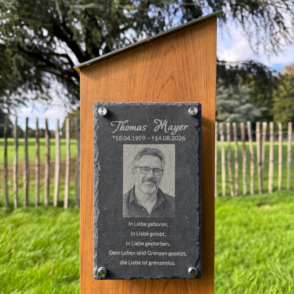 Personalisierte Grabstele aus Holz mit gravierter Schiefertafel, Foto, Name und Lebensdaten