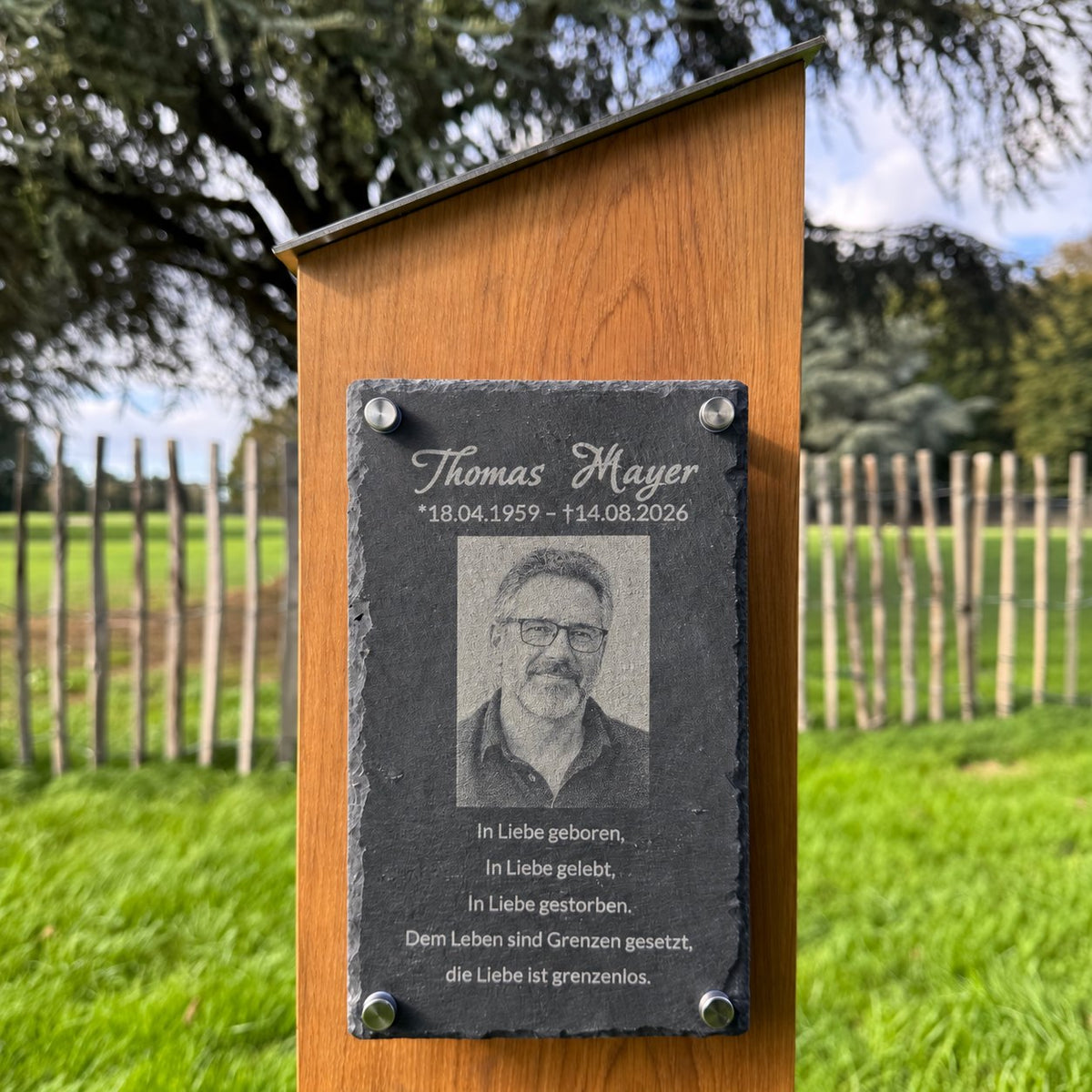 Personalisierte Grabstele aus Holz mit gravierter Schiefertafel, Foto, Name und Lebensdaten