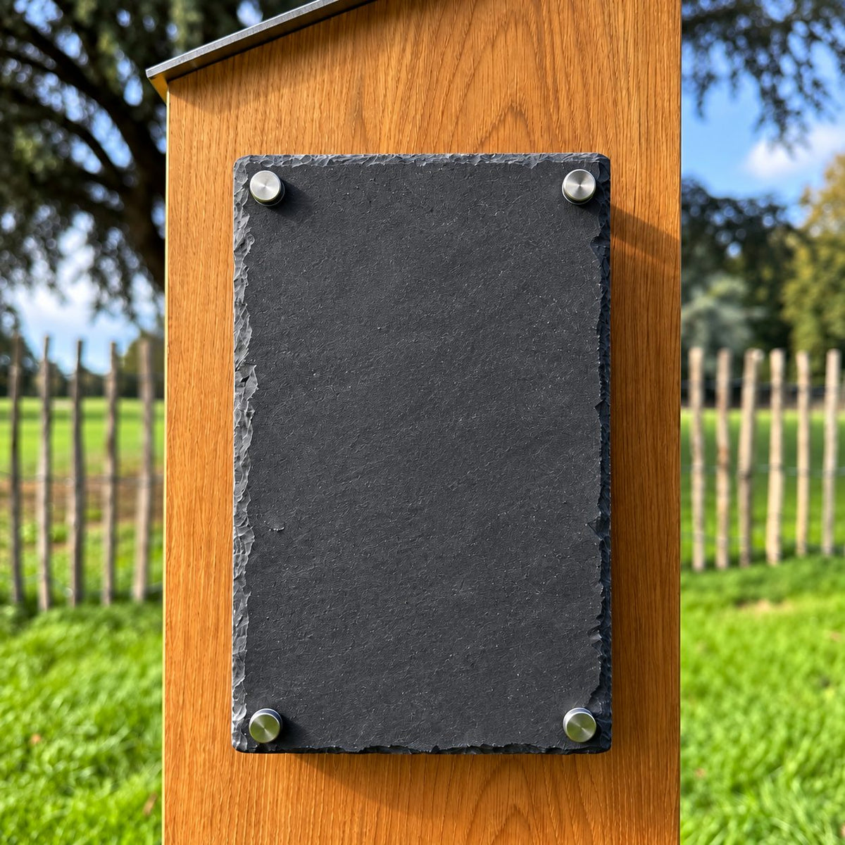 Grabstele aus Eichenholz mit leerer Schiefertafel zur individuellen Personalisierung mit Foto und Gravur