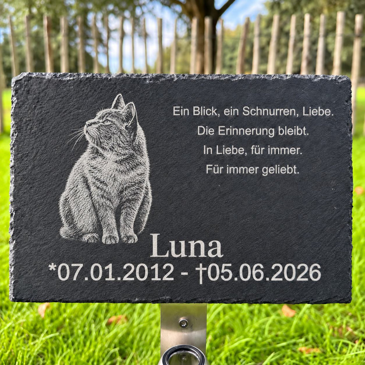 Personalisierte Tiergedenktafel aus Schiefer mit graviertem Katzenmotiv, Name Luna und individuellem Gedenktext im Garten